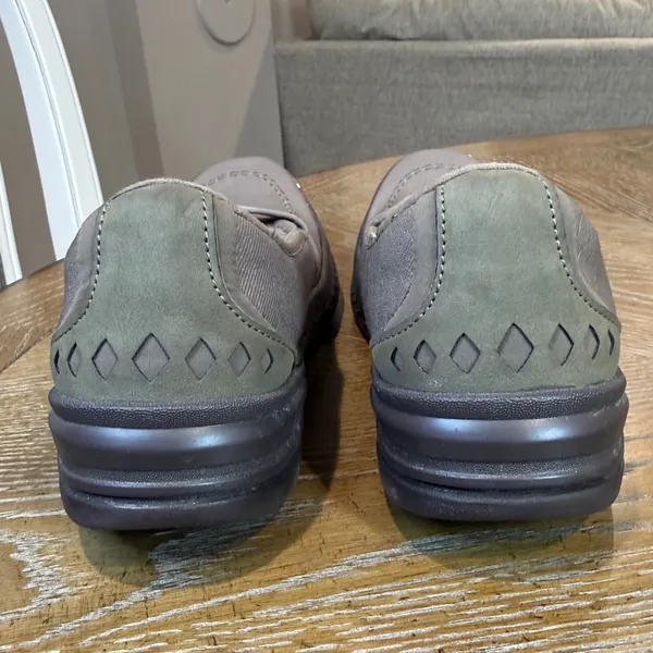 BZees Nugget Morel Slip On Loafers Taupe Grey Fabric Comfort Shoes Size 10 - Image 4