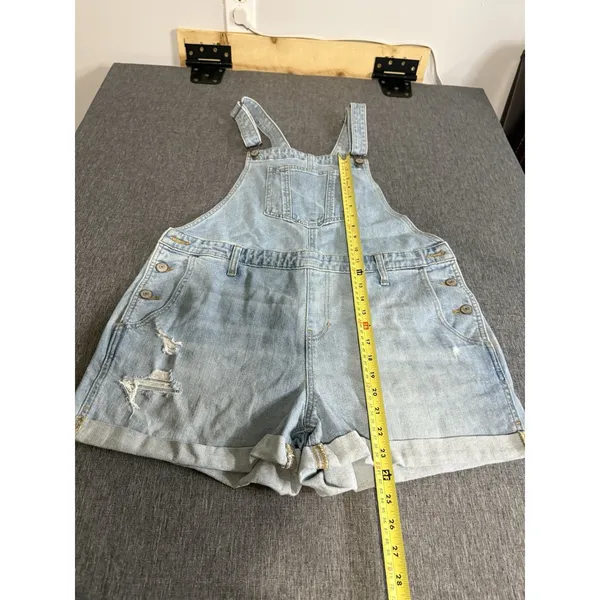 Old Navy women's light wash denim shortalls L 3" inseam button 5-pocket - Image 4