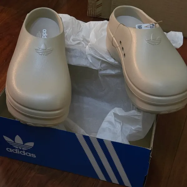 Adidas women adiform stan mule size 8 light brown - Image 3