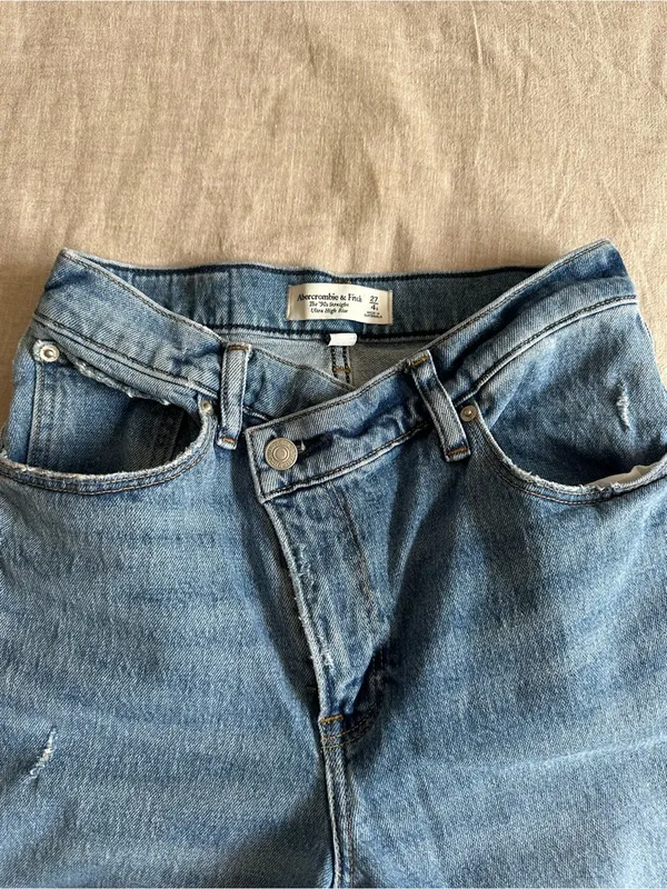 Abercrombie & Fitch Curve Love 90s Straight Ultra High Rise Criss-Cross Jeans 27 - Image 4
