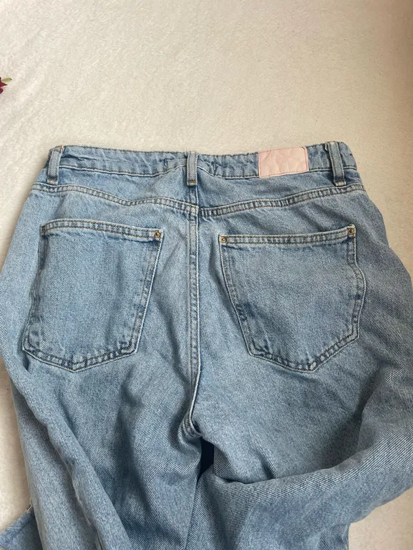 Zara Zara High Rise straight leg Denim Jeans w/ slight fray hem - Image 5