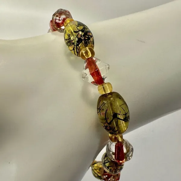 Clear and yellow beaded bracelet - Image 8