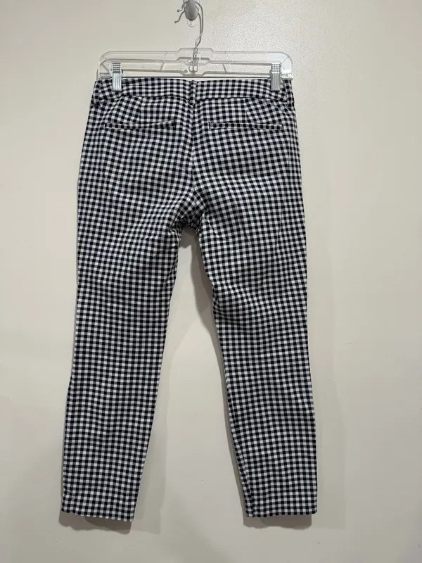 Old Navy Pixie Gingham Ankle Pants Women’s Size Petite 2 In good condition * Slim, tailored silhouette with a flattering mid-rise fit * Soft stretch cotton blend for all-day comfort * Zip fly with hook-and-bar and button closure * Belt loops * Functional front slash pockets * Faux welt back pockets * Cropped ankle length * Perfect for the office, business casual, workwear, brunch, or everyday wear * Fabric: 95% Cotton, 5% Spandex - Image 6
