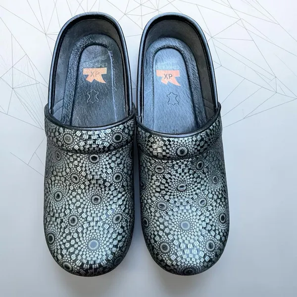 Dansko Pro XP Mandala Patent Leather Professional Clogs EU39 US 8.5 Black Silver - Image 4