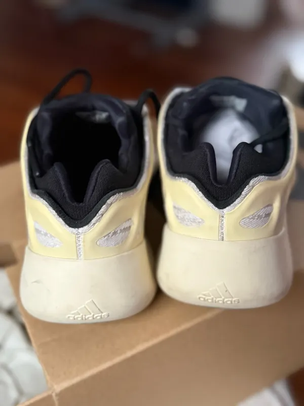 Yeezy 700 V3 - Image 4