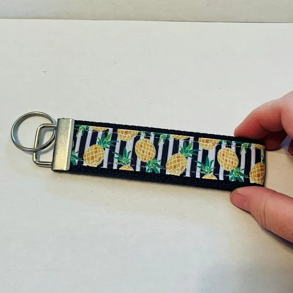 Pineapple Ribbon Keychain Tropical Beach Vacation Blue Yellow‎ Green White NWOT - Image 6