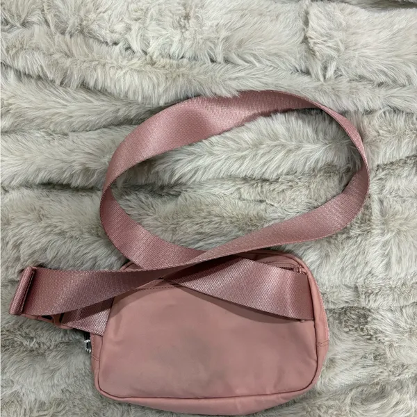 Lululemon Everywhere Belt Bag 1L - Image 2