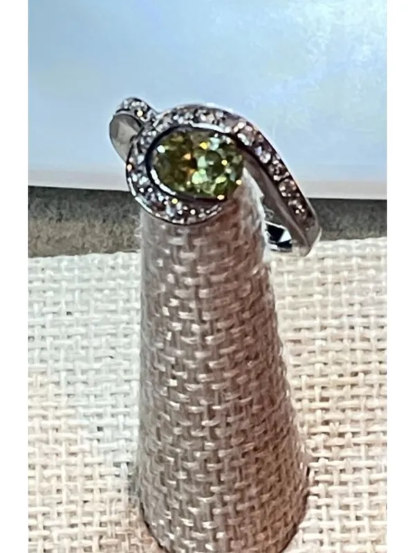 Vintage Y2K EDCO Silver Tone Simulated Peridot & White Crystal Swirl ByPass Ring - Image 8