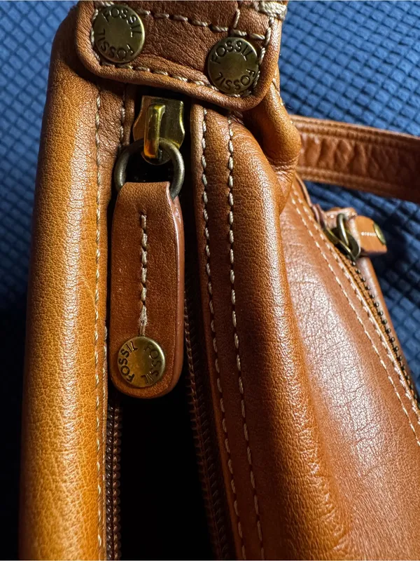 Vintage Fossil shoulder bag features a rich, warm tan leather - Image 9