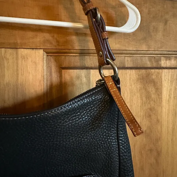 Coach Pebbled Black Leather Chelsea Hobo Shoulder Bag with brown Contrast Strap - Image 5