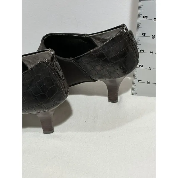 Woman’s Liz Claiborne Lawrence 8.5 Brown Zip Back Heel Ankle Bootie - Image 4