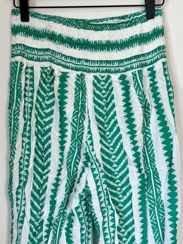 NWT Cupshe Green Geo Smocked Waist Tapered Leg Pants - Size: Small - Image 3