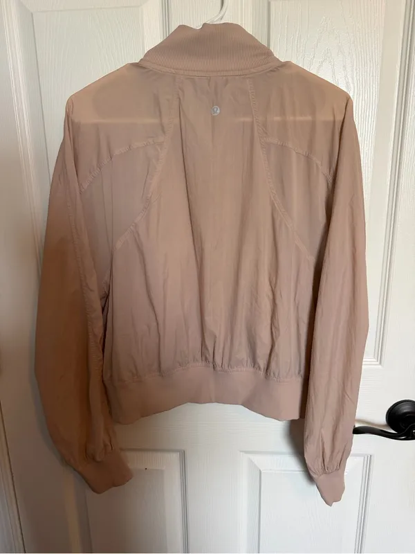 Lululemon Serve It Jacket in a light blush pink size 8 - Image 4