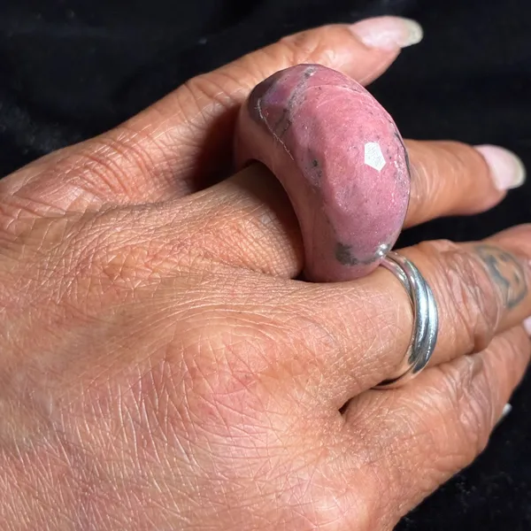 Hand-Carved Natural Rhodonite Band Ring size 8 - Image 6