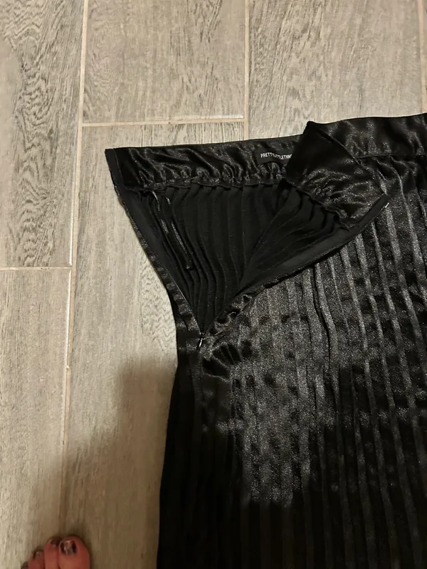 PrettyLittleThing Black pleated Midi Skirt - US size 6 - Image 3