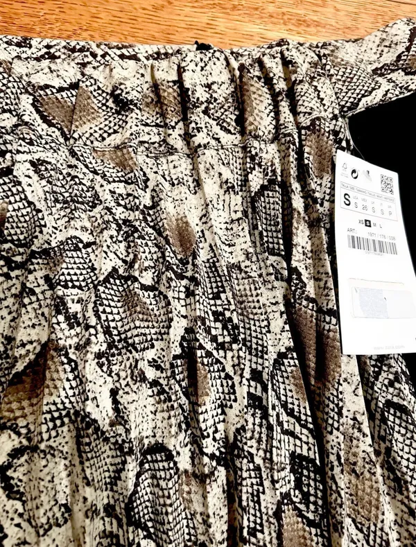 Zara BASIC NWT TRENDY NWT BLACK/front snake print pleated midi skirt S - Image 9