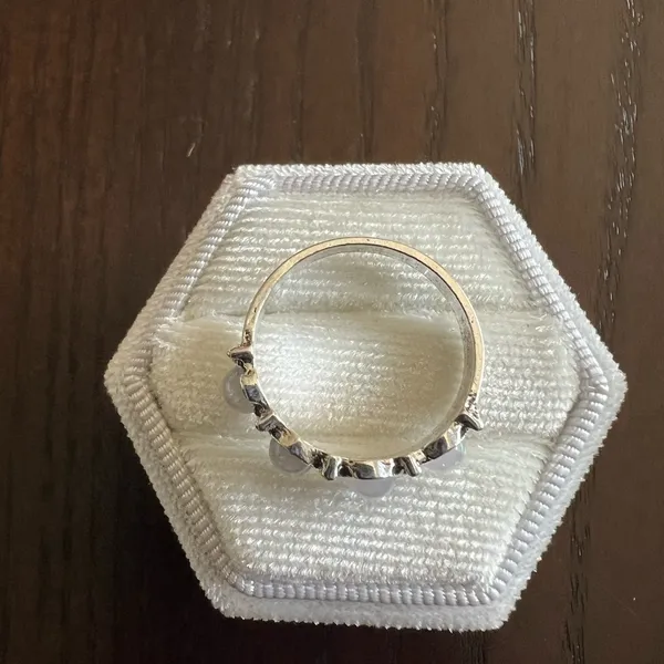 Gorgeous Stainless Steel Silver Band with Iridescent Gemstone Size 7 - Image 3