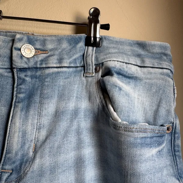 American Eagle Lightwash Super Ripped Jeans - Image 3