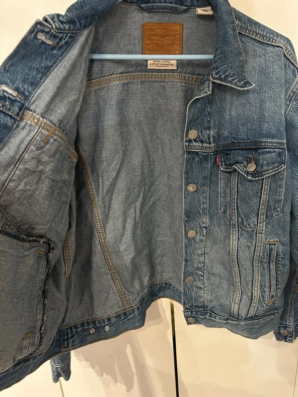 Levi's light blue denim jacket with brown leather patch - Image 5