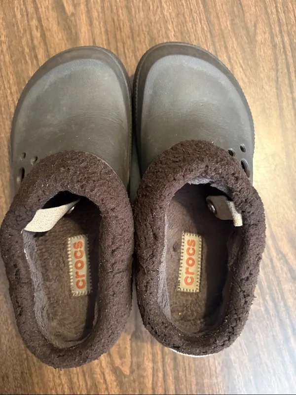 CROCS Women 6 Men 4 Brown Fuzzy Lined Clog Slip Ons Shoes - Image 3