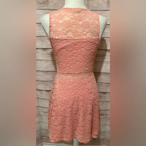 Garage Lace Peekaboo peach Dress size medium - Image 4