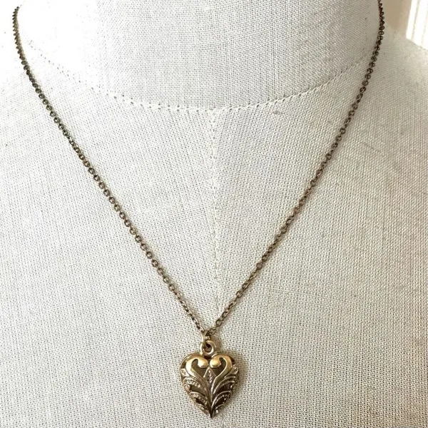 Gold tone ornate heart pendant necklace - Image 3
