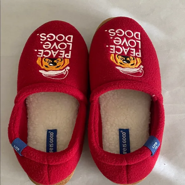 Women’s Life Is Good house slippers red fleece “Peace Love Dogs” new size 7 NEW - Image 4