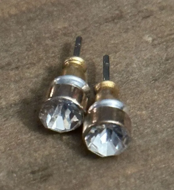 Gold tone stud earring lot - Image 12