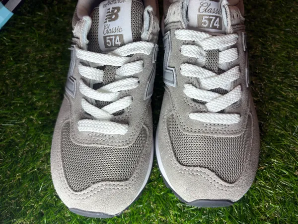 New Balance gorgeous neutral every day sneakers. Women’s size 5 - Image 6