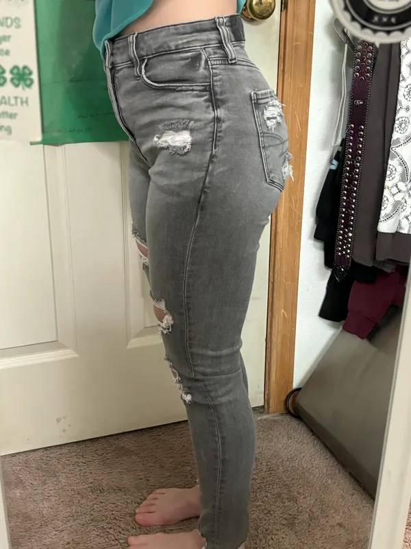 American Eagle ripped jeans - Image 4