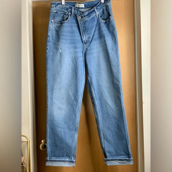 Abercrombie & Fitch The 90s Straight Ultra High Rise Women's Jeans. Size 31/12 - Image 2