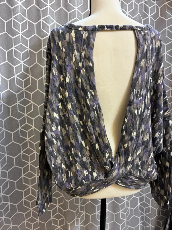 Multi colored sweater with back peek opening. - Image 3