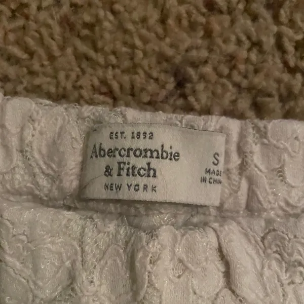 White lace Abercrombie and fitch mini shorts - Image 3