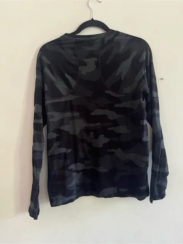 Athleta Black Gray Camo Long Sleeve Performance Top Large Athleisure Gym Workout - Image 5