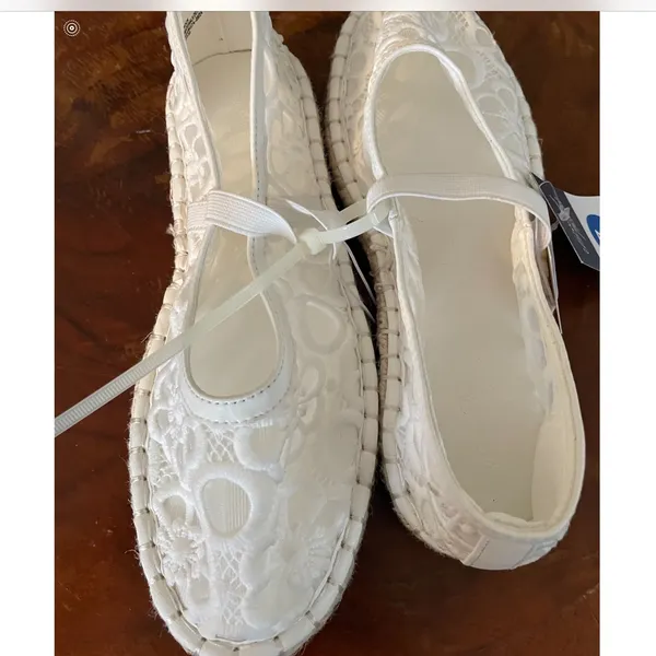 Universal Threads $24 was $30 White Floral lace Mary Jane Women's flats size 7 - Image 4