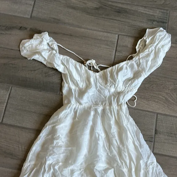 White backless dress Size 4 - Image 2