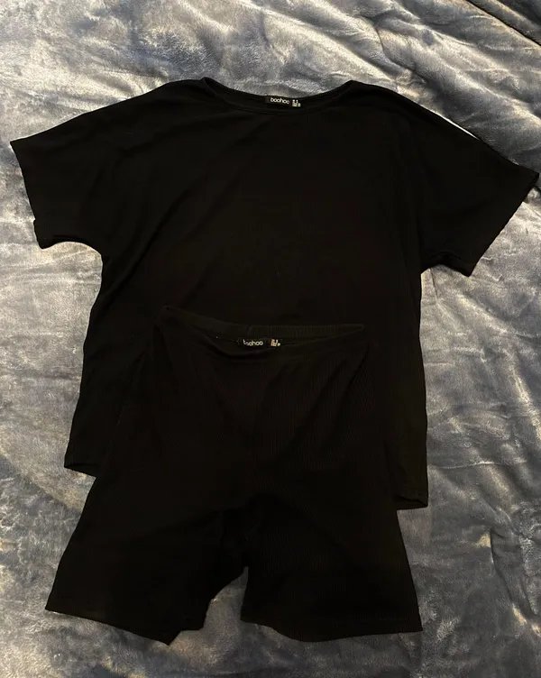 Boohoo Ribbed T-Shirt And Biker Short Set - Image 2