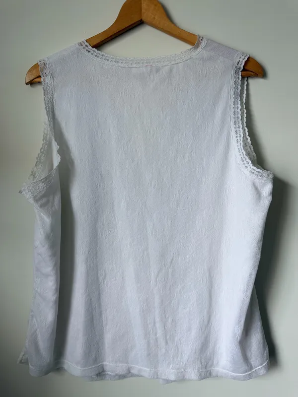 Y2k White Lace V - Image 4