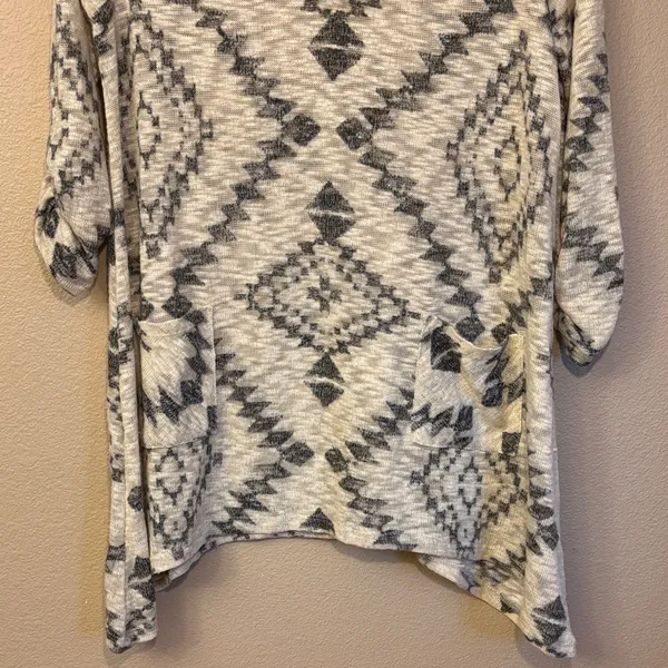 JohnPaulRichard M Southwest Boho Geometric Sweater Tan Gray Tunic Sharkbite Hem - Image 4
