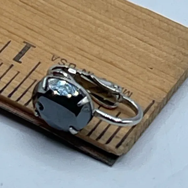 Vintage hematite silvertone clip earrings. - Image 5