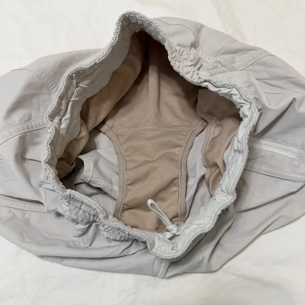 Lululemon Tracker Short V 4" Running Shorts Size 6 in Light Gray - Image 4