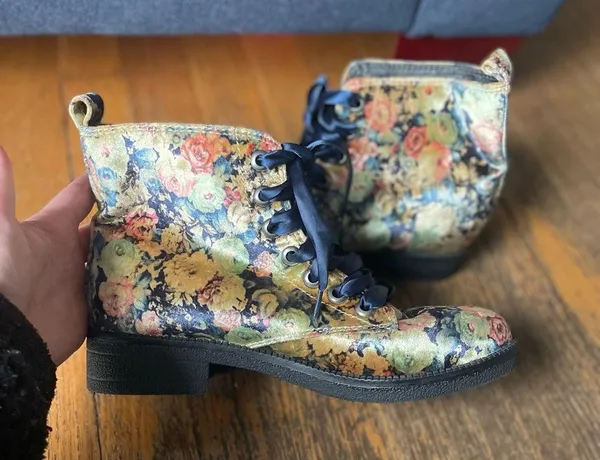 Dirty Laundry Suede Floral Valoor Combat Boots, size 7.5 - Image 5
