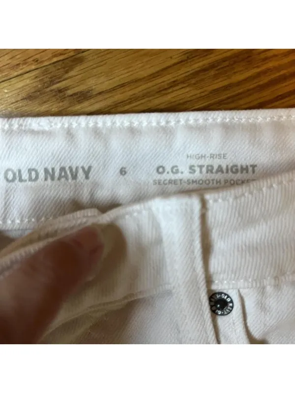Old Navy Women's White and Cream Shorts - Image 3
