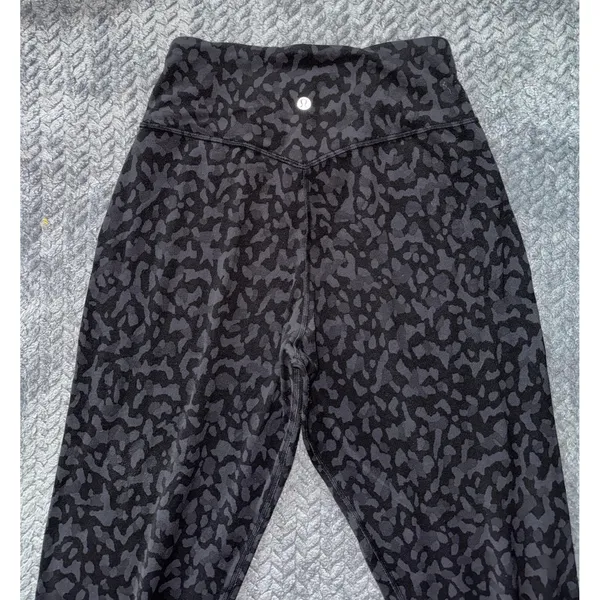 Lululemon Women's Aligh High Rise Jog Stretch‎ pants Color Black Gray Size 6 - Image 5