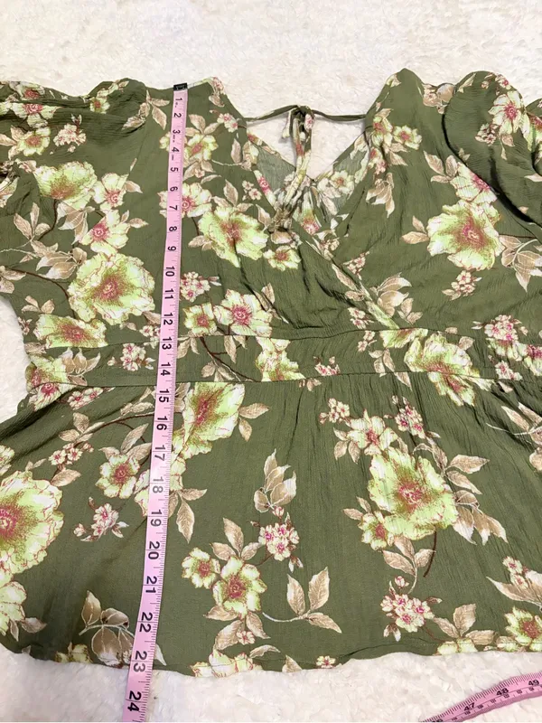 5/$30 🎈 Maurices XL olive green floral surplice neck Blouse - Image 3
