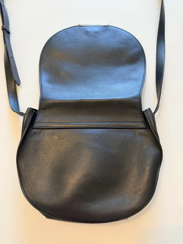 Cuyana mini saddle crossbody Bag , black leather, minimalist look - Image 7