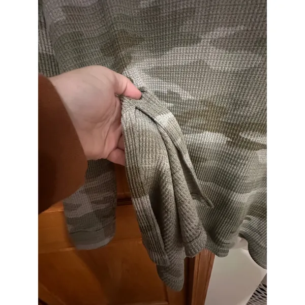 American Eagle Camo Waffle Knit Thermal V-Neck Top Green Camouflage Medium - Image 4
