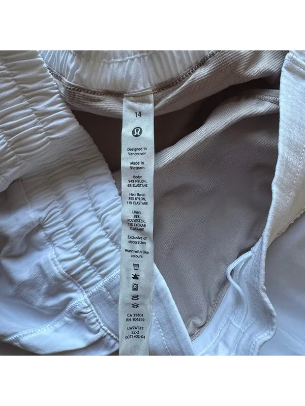 Lululemon Hotty Hot Short Low Rise 4” White Size 14 NWT - Image 5