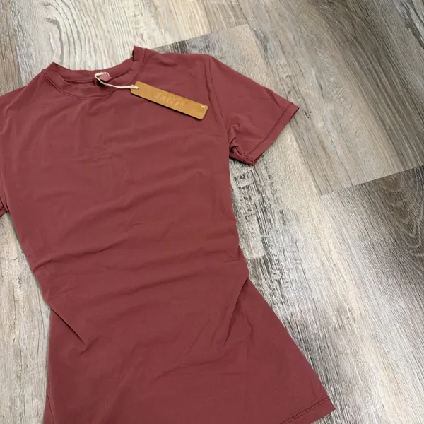 Skims fits everybody short sleeve shirt size xxsmall Color: beet - Image 2