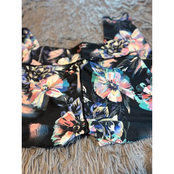 Fabletics Floral High Rise Cropped Leggings Black Multi CS1826107-2439 Small - Image 3